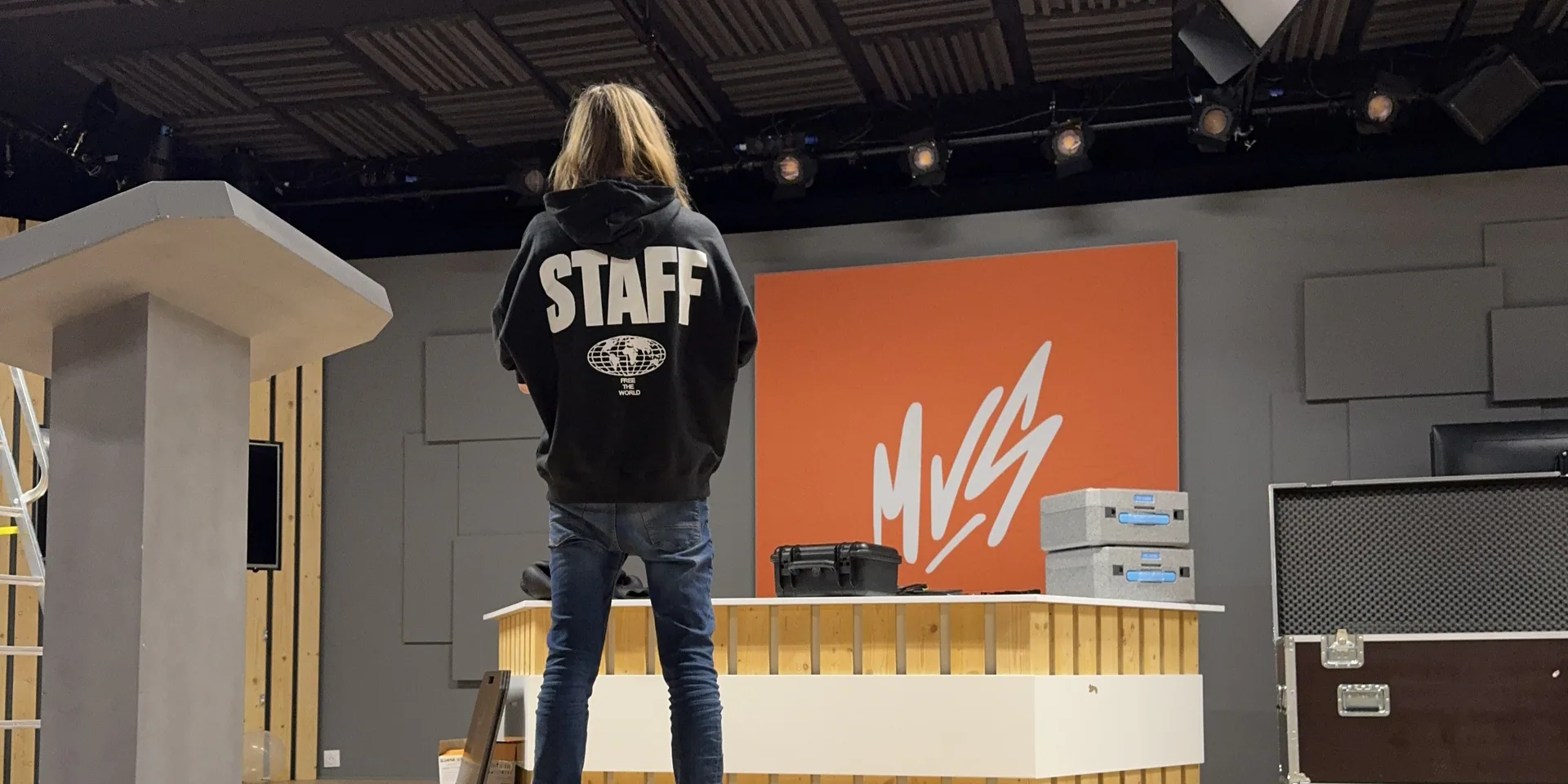 Hugo Combe en régie pendant une production live